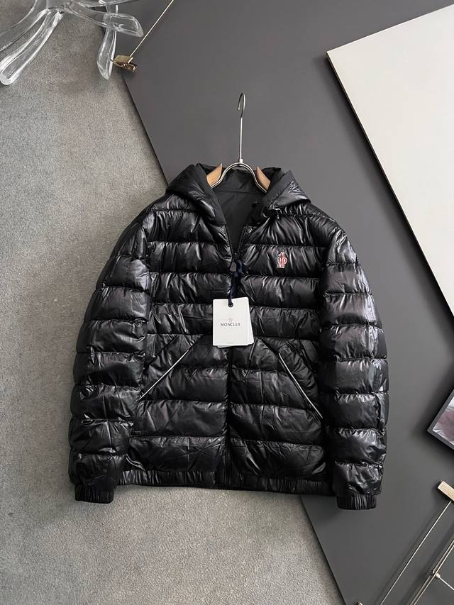 Mon*、2025秋冬新款羽绒服 原版1:1订制五金配件全进口原版定制 欢迎专柜对比 绝对的高品质 采用国标白鸭绒 超柔软 充羽量蓬松饱满 超级重工 面料做工杠