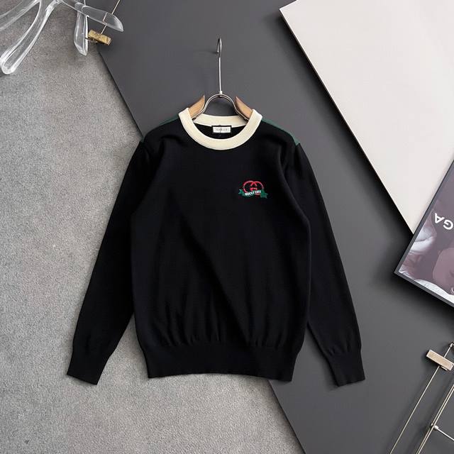 Gucc* 2025款毛衣，秋冬最新款！高品质意大利进口面料，高密度针织，百搭毛衣，内搭衬衫都帅气十足！Logo标志！更耐穿更加不易变形，版型极好，各种风格都能