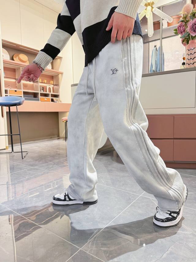 Lv 顶级货品 加厚款！2025秋冬新款休闲裤！官网同步发售。品牌经典Logo休闲裤 ，定制面料，舒适度极好，手触感强烈。辨识度极高，完美品相工艺。 尺码：M-