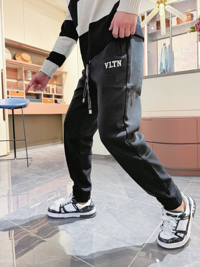 华伦天奴 顶级货品 加厚款！2025秋冬新款休闲裤！官网同步发售。品牌经典Logo休闲裤 ，定制面料，舒适度极好，手触感强烈。辨识度极高，完美品相工艺。 尺码：