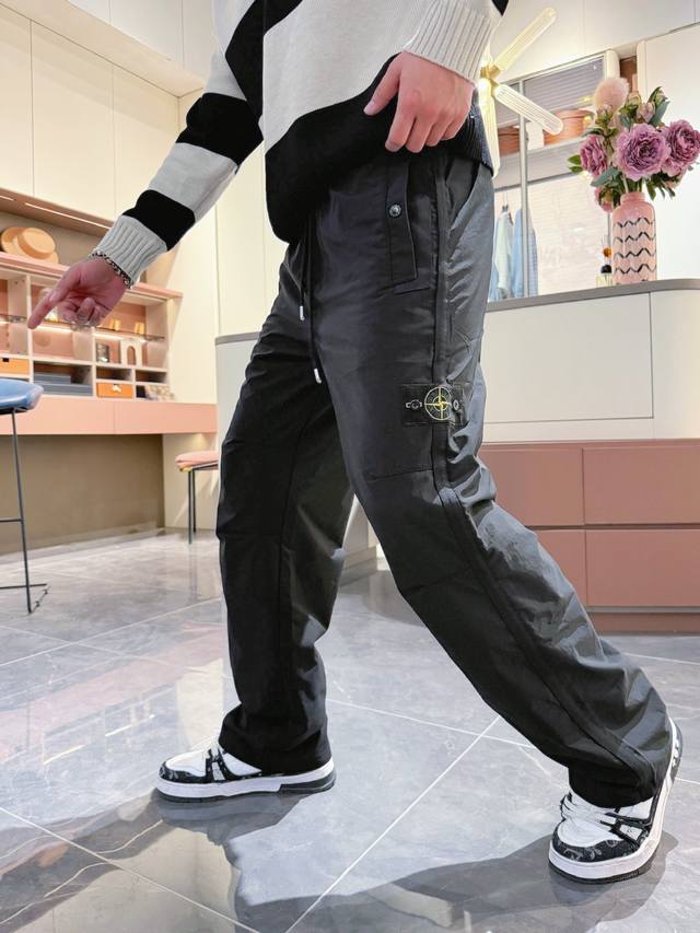 石头岛 顶级货品 加厚款！2025秋冬新款休闲裤！官网同步发售。品牌经典Logo休闲裤 ，定制面料，舒适度极好，手触感强烈。辨识度极高，完美品相工艺。 尺码：M