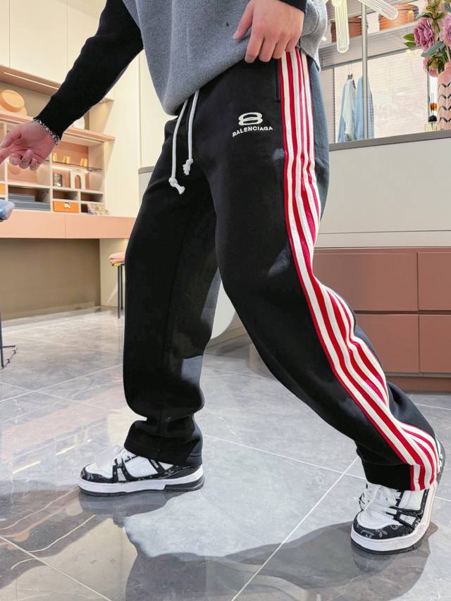 巴黎世家 顶级货品 加厚款！2025秋冬新款休闲裤！官网同步发售。品牌经典Logo休闲裤 ，定制面料，舒适度极好，手触感强烈。辨识度极高，完美品相工艺。 尺码：