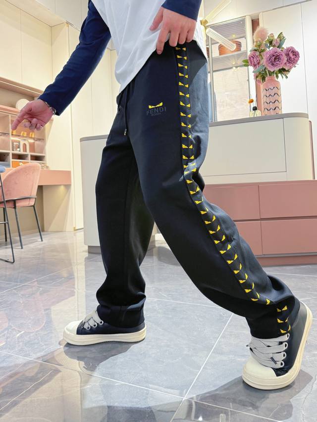 芬迪 顶级货品 2025秋冬新款休闲裤！官网同步发售。品牌经典Logo休闲裤 ，定制面料，舒适度极好，手触感强烈。辨识度极高，完美品相工艺。 尺码：M-3Xl