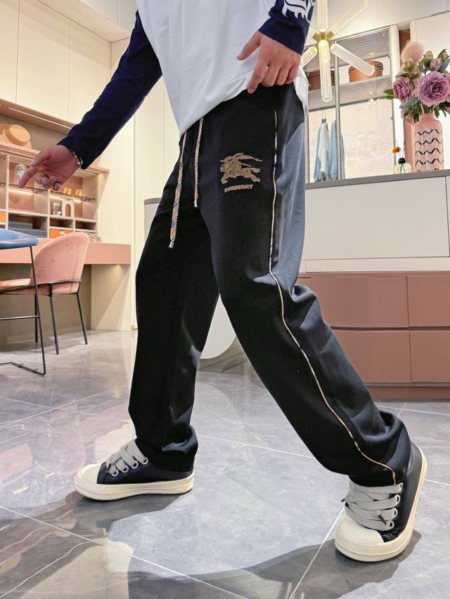 巴宝莉 顶级货品 2025秋冬新款休闲裤！官网同步发售。品牌经典Logo休闲裤 ，定制面料，舒适度极好，手触感强烈。辨识度极高，完美品相工艺。 尺码：M-3Xl