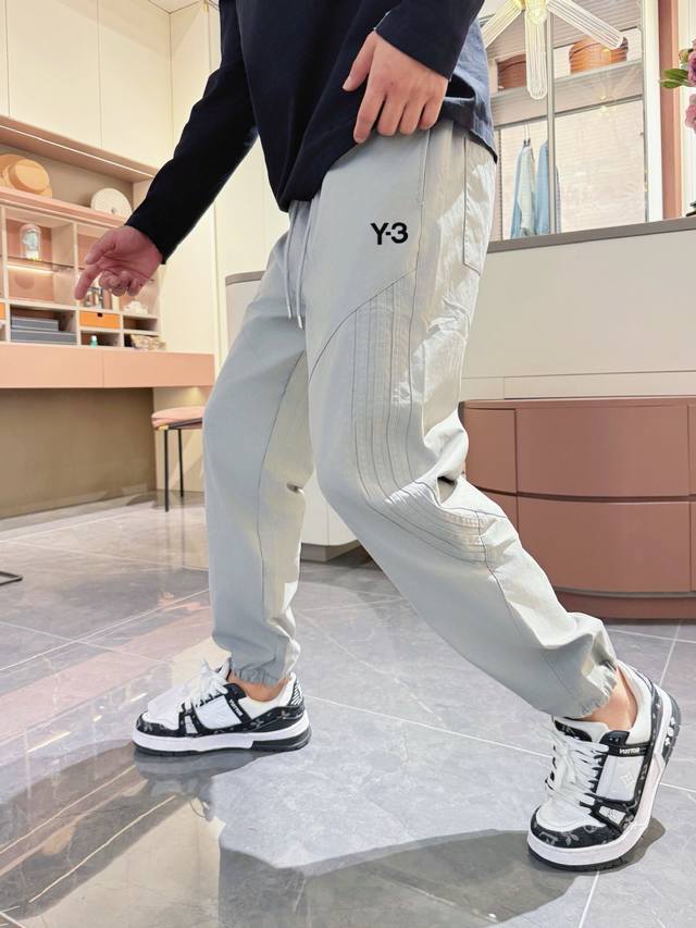Y-3 顶级货品 2025秋冬新款休闲裤！官网同步发售。品牌经典Logo休闲裤 ，定制面料，舒适度极好，手触感强烈。辨识度极高，完美品相工艺。 尺码：M-3Xl