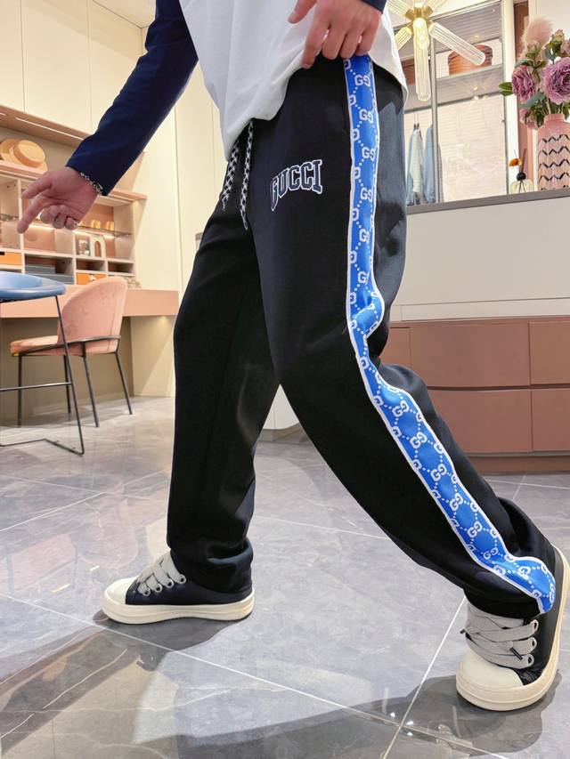 古奇 顶级货品 2025秋冬新款休闲裤！官网同步发售。品牌经典Logo休闲裤 ，定制面料，舒适度极好，手触感强烈。辨识度极高，完美品相工艺。 尺码：M-3Xl