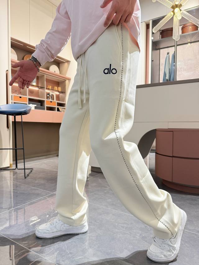 Alo 顶级货品 2025秋冬新款休闲裤！官网同步发售。品牌经典Logo休闲裤 ，定制面料，舒适度极好，手触感强烈。辨识度极高，完美品相工艺。 尺码：M-3Xl