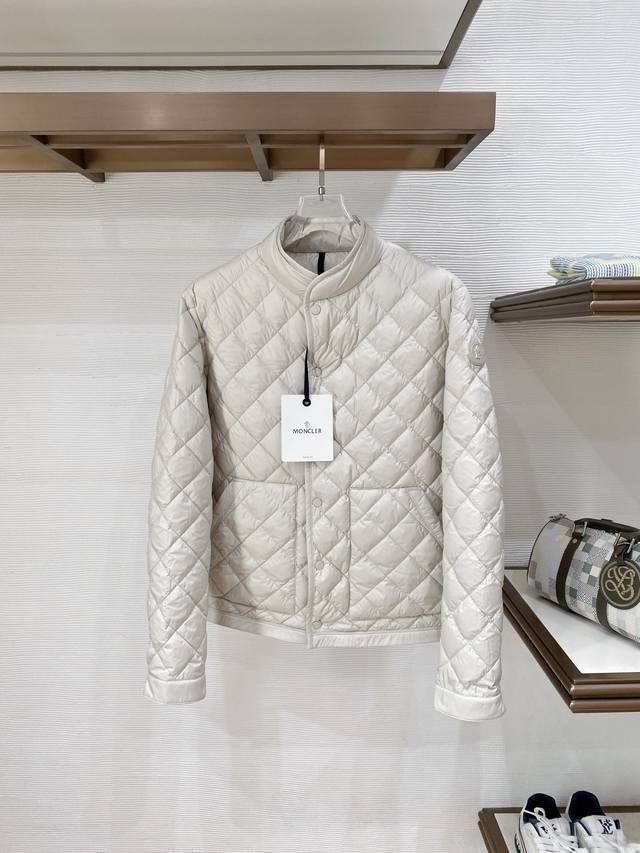 25秋冬新品发布，蒙口立领全身菱形格航线鹅绒出货，超级难做，全部原版购入，所有面料及细节必须达到效果，三个颜色，还有一个藏青色马上出货1-5码，抓紧入