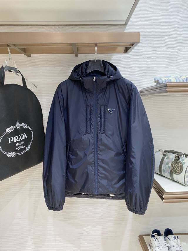 特级羽绒prada Re-Nylon限定款羽绒夹克.内里填充鹅绒.搭配原厂五金套件.渠道臻品. 出厂标配衣架 原版尼龙西装收纳袋 购物袋 飞机盒.全套礼盒，挂装