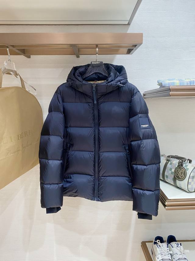 特级羽绒Burberry 博柏利 撞色胶条字母Logo徽标连帽 连帽可脱卸 羽绒服.内里拼接经典格纹内衬,上身效果真的绝.特级鹅绒填充.填充超级饱满.全套原厂配