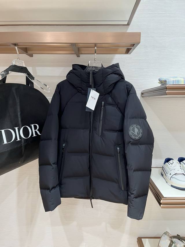 配防尘。Diro迪桑特联盟 特级羽绒 黑科技皮膜羽绒外套 鹅绒填充版本 此款跟压胶版本面料不同，此款面料更为柔软，冬装新品，高端定制！轻熟商务最爱系列，极简主义