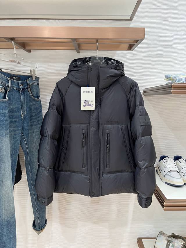 巴宝莉家 2025秋冬新款原版1:1订制五金配件全进口原版定制 欢迎专柜对比 绝对的高品质 采用顶级95白鸭绒 超柔软 充羽量蓬松饱满 超级重工 面料做工杠杠的