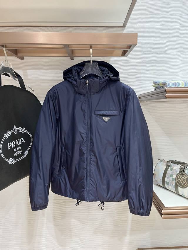 梅西同款 普拉达 2025秋冬新款原版1:1订制五金配件全进口原版定制 欢迎专柜对比 绝对的高品质 采用顶级90白鸭绒 超柔软 充羽量蓬松饱满 超级重工 面料做