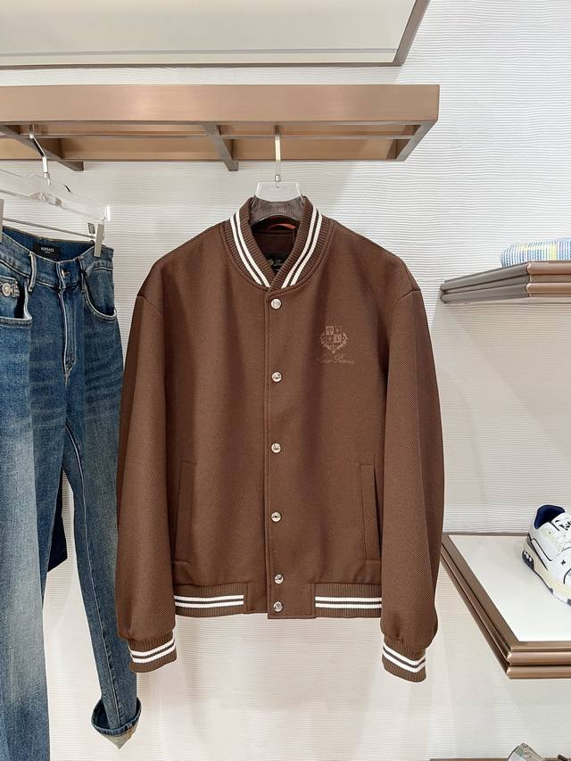 上新 。Lp。官网同款，三标齐全！2025春夏新款男士夹克外套，时尚休闲高端版本！专柜定制面料 透气舒适度高，细节无可挑剔，品牌元素设计理念，体现高品质。手感细