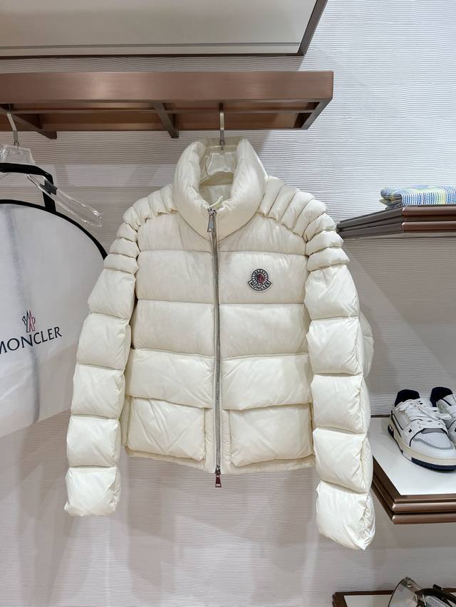 顶级版本 限量款Mo 最新爆款立领大标羽绒服浮雕填充工艺 95白鹅绒 充绒量超级饱满 对版五金 细节无敌 现货 码数：米色.黑色0-4。 彩色码数0-4