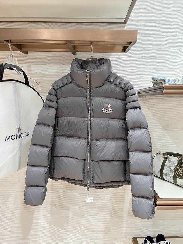 顶级版本 限量款Mo 最新爆款立领大标羽绒服浮雕填充工艺 95白鹅绒 充绒量超级饱满 对版五金 细节无敌 现货 码数：0-4