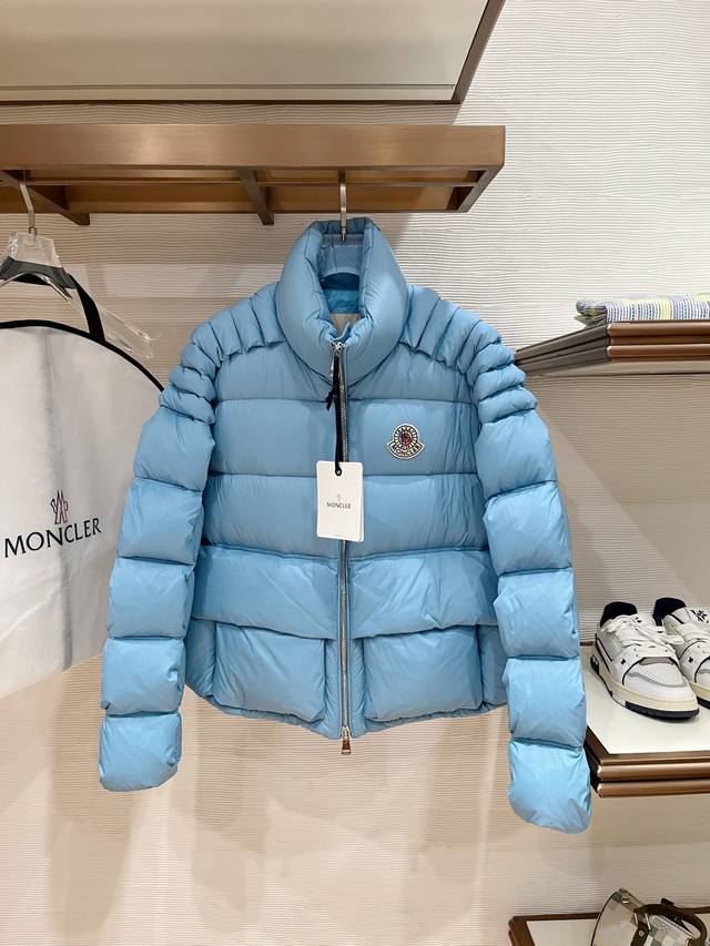 顶级版本 限量款Mo 最新爆款立领大标羽绒服浮雕填充工艺 95白鹅绒 充绒量超级饱满 对版五金 细节无敌 现货 码数：0-3