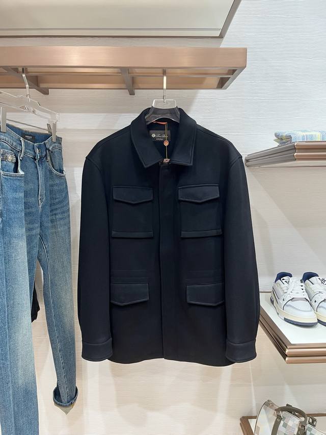 推荐 Lp2 秋冬新款混纺面料男士修身夹克外套中长款 2个颜色： 浅米色 黑色两款。浅米色款显得更加清新、柔和，适合日常休闲或商务休闲场合；深灰色款则更显沉稳、