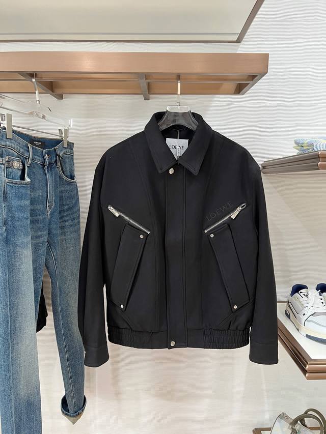 上新 罗意威 官网同款，三标齐全！2025秋冬新款男士夹克外套，时尚休闲高端版本！专柜定制面料 透气舒适度高，细节无可挑剔，品牌元素设计理念，体现高品质。手感细