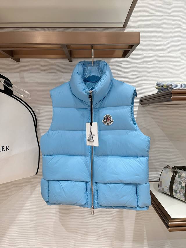 特级羽绒Moncler X Christopher Raxxy 明星同款 男女款3D绗缝拉链羽绒马甲. 出厂标配全套柜台礼盒包装.升级原版磁吸礼盒. 这款羽绒是