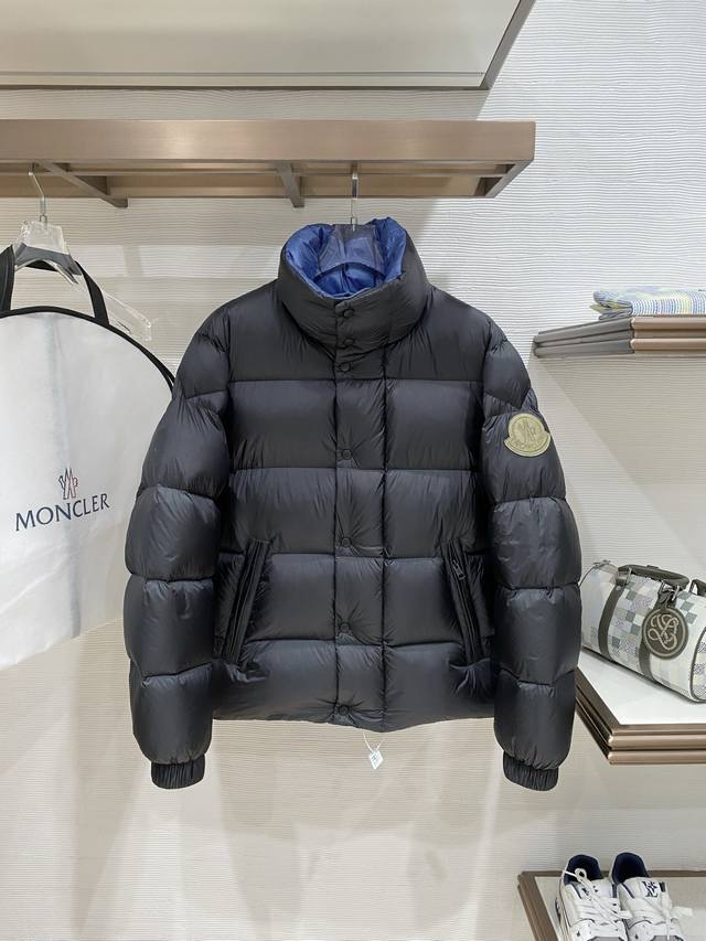 特级羽绒Moncler Dervox短款男士羽绒服夹克外套Dervox男士短款羽绒夹克采用波普色调，彰显系列的朝气活力.全新橄榄绿胖子.鹅绒填充超级版本.区分于