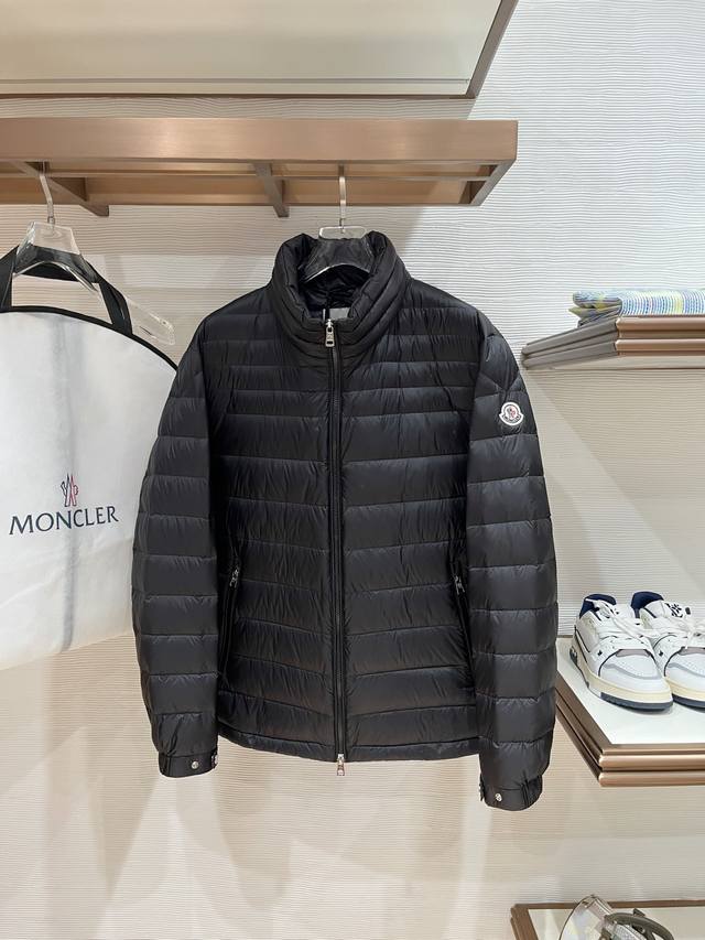 蒙口2025秋冬新款原版1:1订制五金配件全进口原版定制 欢迎专柜对比 绝对的高品质 采用顶级95白鸭绒 超柔软 充羽量蓬松饱满 超级重工 面料做工杠杠的版型完