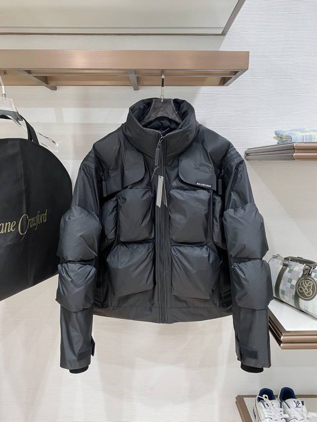 Blcg 男女同款重磅廓形机能风鹅绒服 它采用哑光黑科技面料，兼具防风防水性能，每一处绗缝都似建筑肌理，将“机能美学”具象化。正面简约利落的品牌标识低调彰显身份