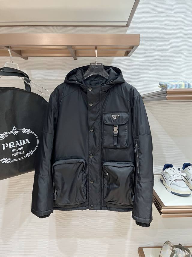 prad*A普*达2025秋冬休闲夹克加棉外套，最新时尚休闲拉链夹克，时尚夹克外套此款夹克外套选用了p家专业定制的轻薄科技面料制成，表面整洁光滑且富有光泽，质感