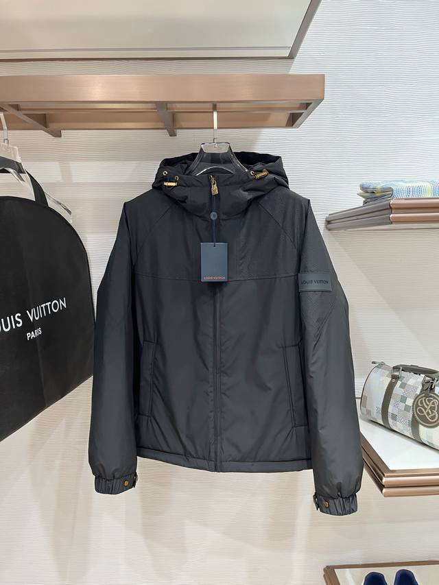 Lv爆款 2025秋冬新款原版1:1订制五金配件全进口原版定制 欢迎专柜对比 绝对的高品质 采用顶级95白鸭绒 超柔软 充羽量蓬松饱满 超级重工 面料做工杠杠的