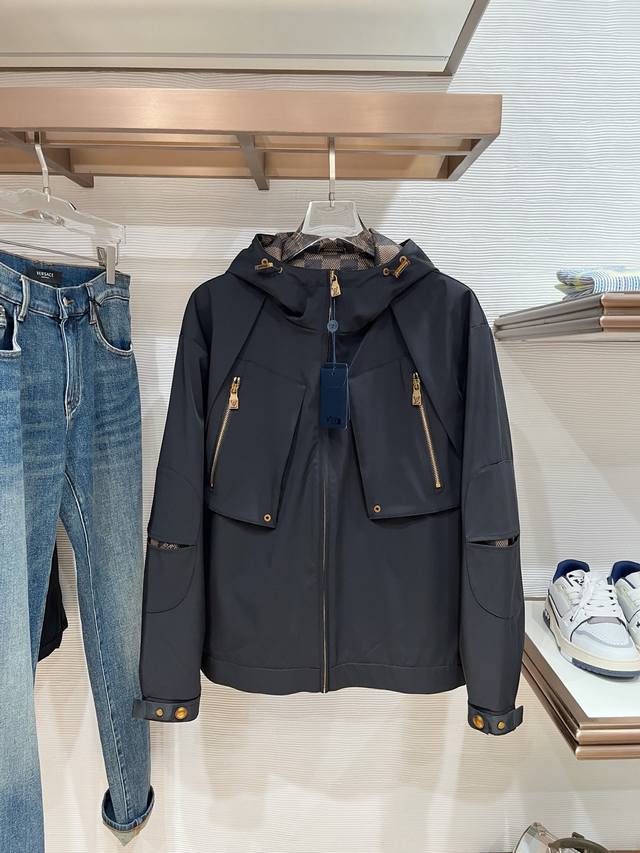 Lv爆款羽绒服 2025秋冬新款原版1:1订制五金配件全进口原版定制 欢迎专柜对比 绝对的高品质 采用顶级95白鸭绒 超柔软 充羽量蓬松饱满 超级重工 面料做工