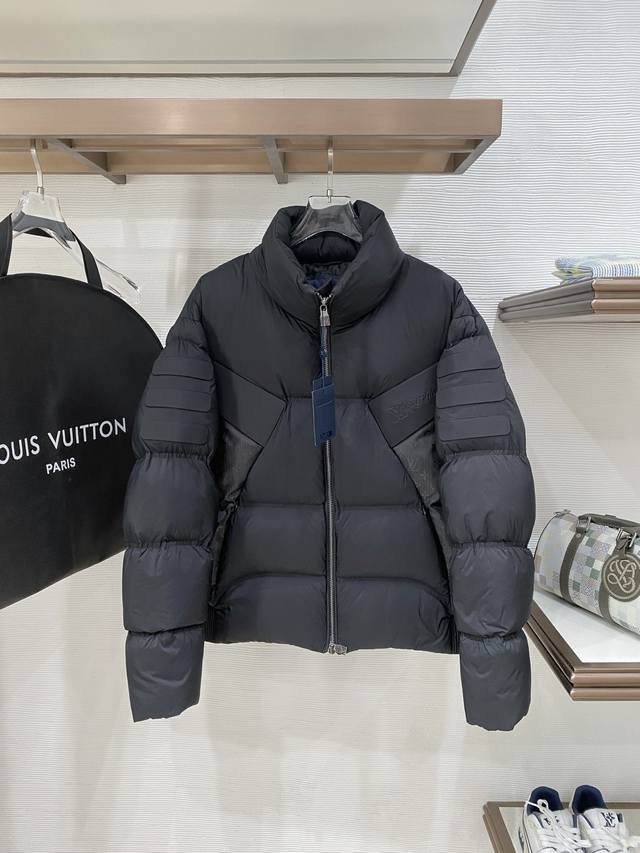 Lv 顶级版本 爆款秋冬新款羽绒服 原版1:1订制五金配件全进口原版定制 欢迎专柜对比 绝对的高品质 采用顶级95新国标 白鸭绒 超柔软 充羽量蓬松饱满 超级重