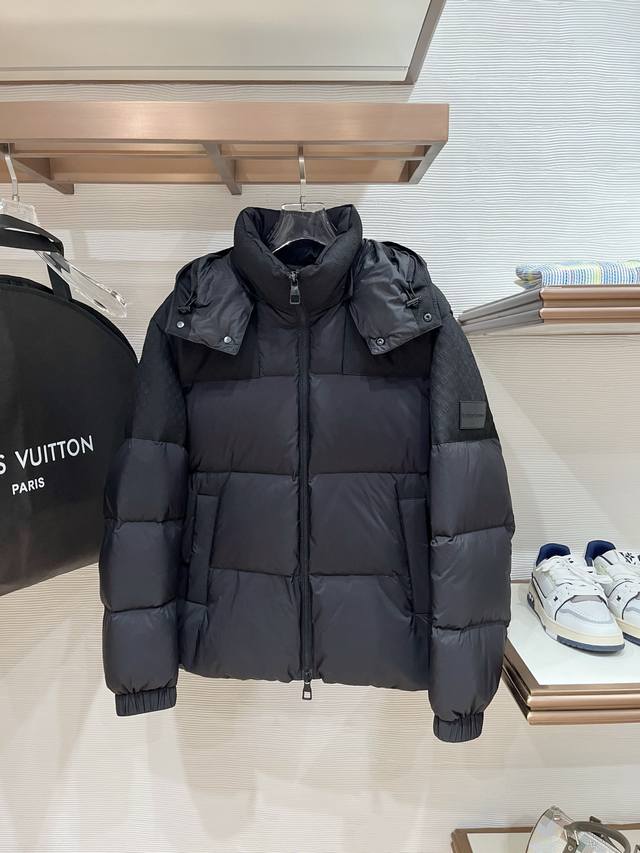 调价格p Lv 2025秋冬新款原版1:1订制五金配件全进口原版定制 欢迎专柜对比 绝对的高品质 采用顶级95白鸭绒 超柔软 充羽量蓬松饱满 超级重工 面料做工