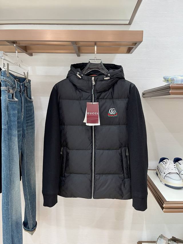 调价格p 。G家 2025秋冬新款原版1:1订制五金配件全进口原版定制 欢迎专柜对比 绝对的高品质 采用顶级95白鸭绒 超柔软 充羽量蓬松饱满 超级重工 面料做