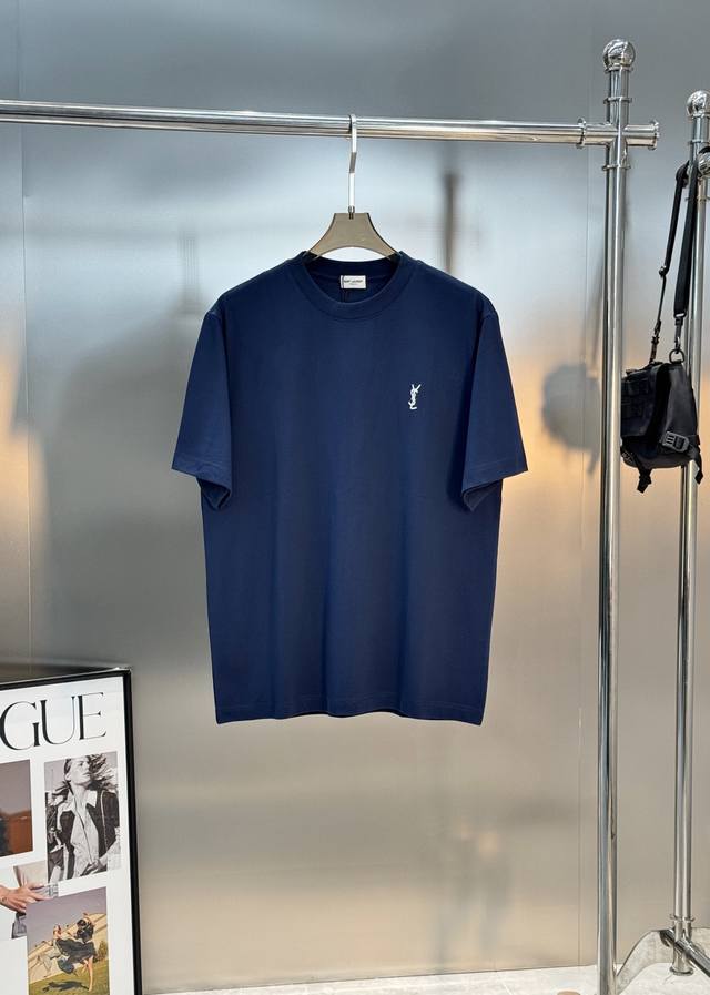 圣罗兰Ysl基础款刺绣Logo短袖T恤.男女同款26S圣罗兰Ysl刺绣Logo短袖T恤，经典圆领设计，黑白蓝主色超百搭，左胸白色Ysl刺绣Logo辨识度满分 G