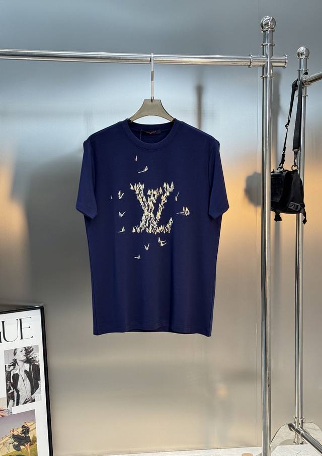 驴牌*25S款莫代尔T恤. 新品以Lv图形描绘大图形呈现烫画设计.甄选优质有机 G莫代尔棉面料，亲肤如婴儿般柔软细腻.透气舒适，质地强韧.经久耐穿.合身裁剪版型