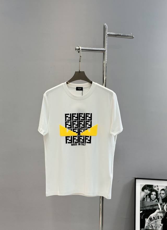 Fendi芬迪25A新款莫代尔T恤.衣身胸前3D小怪兽烫画.Ff造型完美体现芬迪家的走心程度 .客供定织 G莫代尔棉，整件单品的面料质感极佳 着身舒适透气，整体