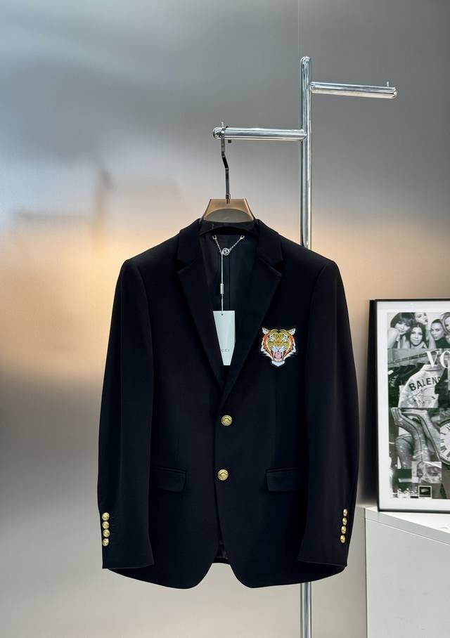 Gucc*古-齐*新款休闲西服外套精品推荐外贸公司订单！胸口虎头绣花彰显男人魅力！进口原版天眼布四面弹布料，笔挺垂感十足，整件衣服车工走线整齐平整，所有五金纽扣