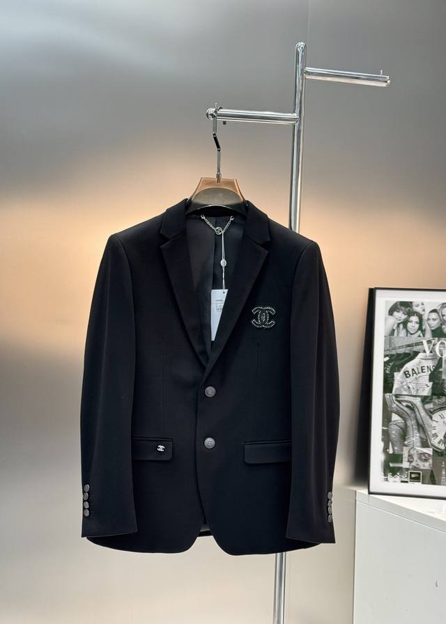 Chane*香奈儿休闲西服外套精品推荐外贸公司订单！胸口3D图形立体绣花.兜位原厂五金镶嵌.高级感强！进口原版天眼布四面弹布料，笔挺垂感十足，整件衣服车工走线整