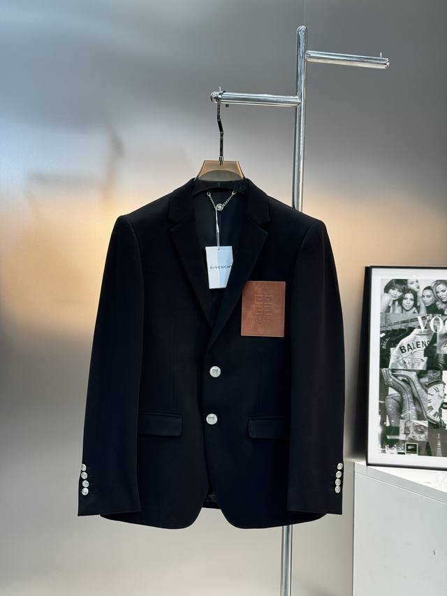 Givench*纪梵-希休闲西服外套老客户推荐外贸公司订单！胸口精致压花皮牌工艺.高级感强！进口原版天眼布四面弹布料，笔挺垂感十足，整件衣服车工走线整齐平整，所