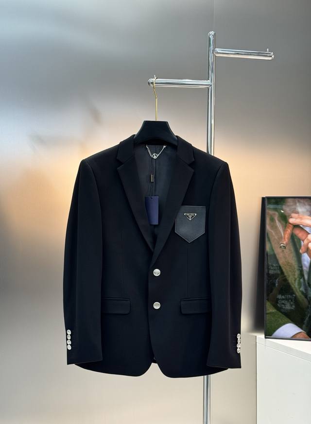 prad*普拉-达25S新款休闲西服精品推荐外贸公司订单！胸口精致皮牌工艺.经典三角标凸显品牌高级感强！进口原版天眼布四面弹布料，笔挺垂感十足，整件衣服车工走线