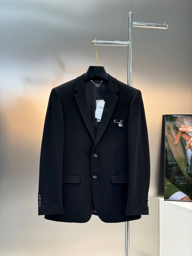 Dio_R迪-奥*25S休闲西服外套老客户推荐外贸公司订单！胸口订制别针五金.高级感强！进口原版天眼布四面弹布料，笔挺垂感十足，整件衣服车工走线整齐平整，所有五