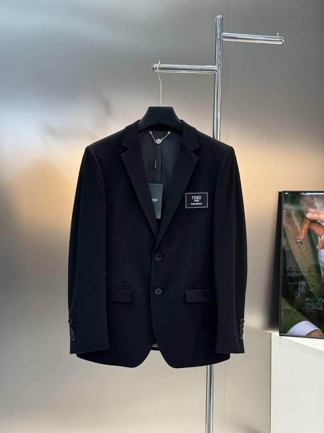 Fend*25S新款休闲西服精品推荐外贸公司订单！胸口精致3D绣花工艺.高级感强！进口原版天眼布四面弹布料，笔挺垂感十足，整件衣服车工走线整齐平整，所有五金纽扣
