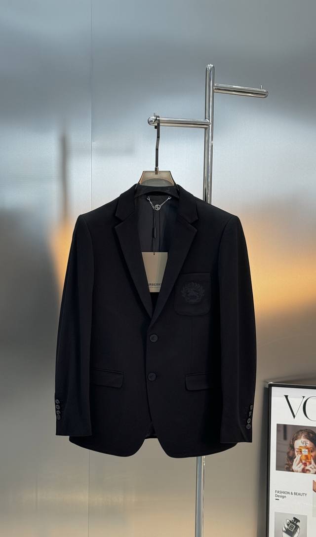 Burberry黑色徽章西装外套，经典黑色+徽章刺绣，英伦风满满码数：M-3Xl修身版型 4Xl可订做 175 145斤建议Xl