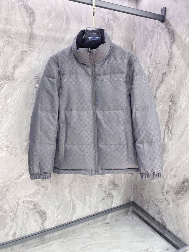 爆款羽绒服 双面穿袖子可拆卸 Gucci 古奇 2025新款羽绒服秀场新品，袖子可拆卸，一衣四穿。品相非常完美，专柜高科技防水面料，内里95白鸭绒填充，舒适保暖