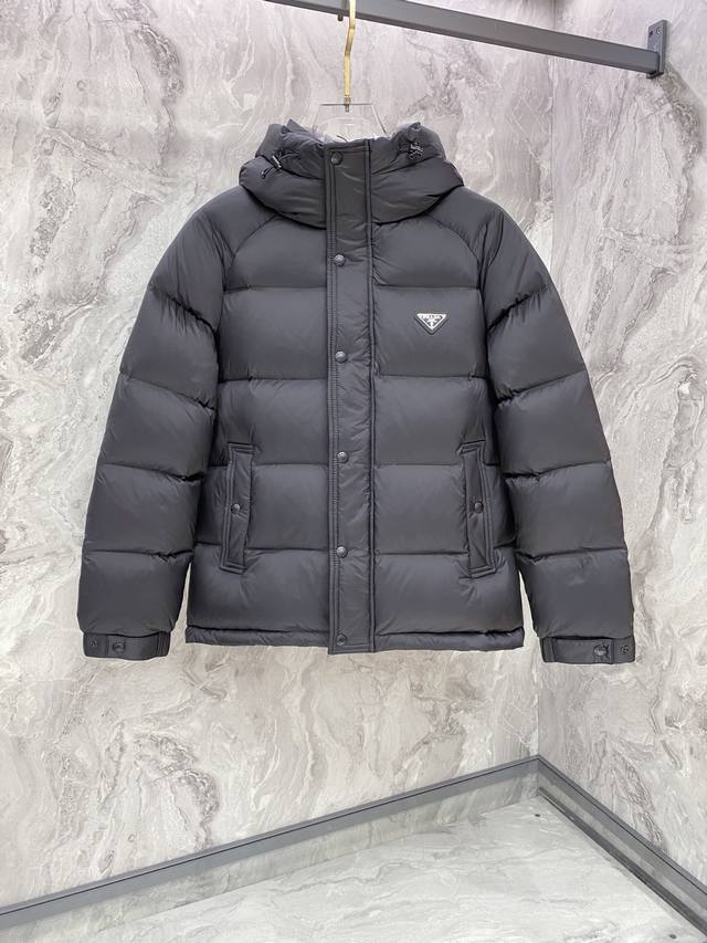 prada 普拉达 2025秋冬新款原版订制五金配件全进口原版定制 欢迎对比 绝对的高品质 采用顶级95白鸭绒 超柔软 充羽量蓬松饱满 超级重工 面料做工杠杠的