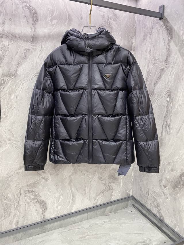 prada 普拉达 2025年冬季新款立领连帽羽绒服 可脱卸连帽菱形阶梯羽绒服～客供定制拉链 胸口三角徽章点缀 前后用阶梯式立体结构做羽绒服整体采用立体绗缝工艺