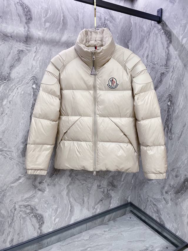 Moncler 蒙口 2025最新款立领羽绒服 简约好看，时尚实用的基本款 韩国订单，90鹅绒填充蓬松保暖，经典Logo徽章刺绣，户外人体学原理设计的型板，配以
