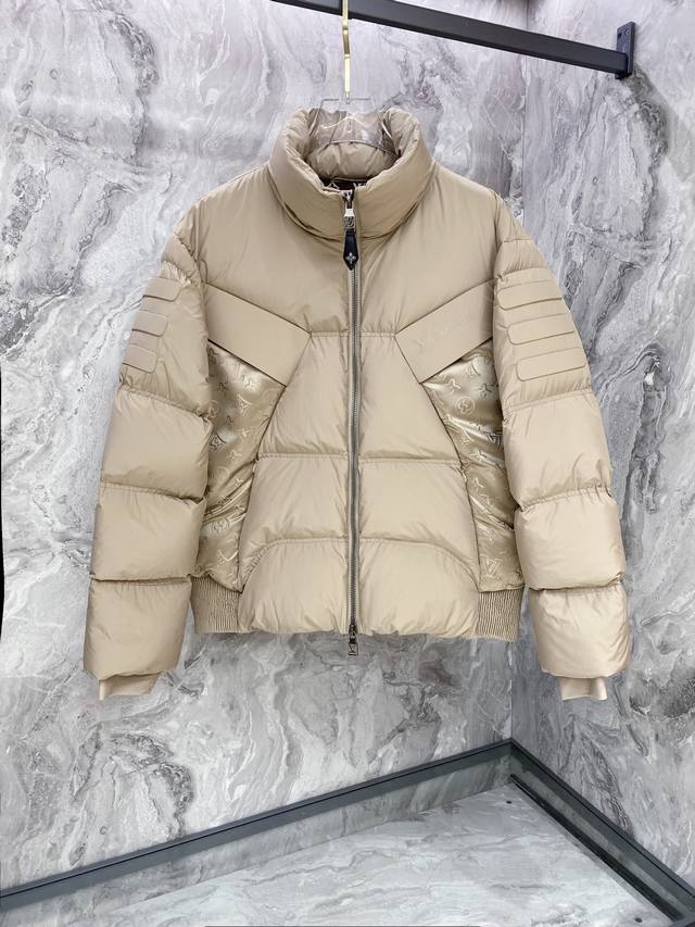 Lv 顶级版本 爆款秋冬新款羽绒服 原版订制五金配件全进口原版定制 欢迎对比 绝对的高品质 采用顶级95新国标 白鸭绒 超柔软 充羽量蓬松饱满 超级重工 面料做