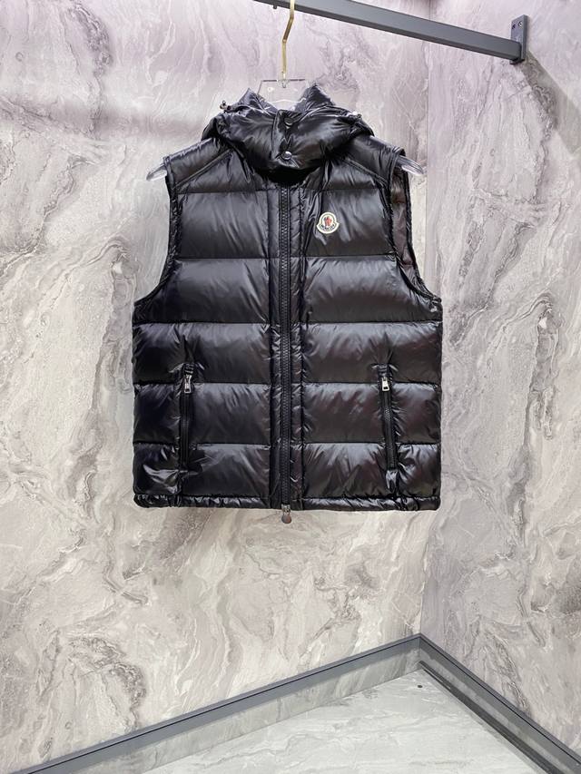 特级羽绒Moncler Bormes 贸易公司渠道订单 男士连帽羽绒马甲.连帽可脱卸.可变立领马甲.不讲面料 不讲五金了 渠道订单出品.品质拿到自行感受下. B