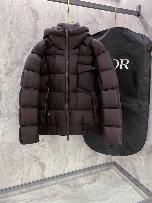 Dior 迪奥 25年冬季最新羽绒服 立体剪裁廓形版型上身显瘦帅气！胸前小Logo设计、时尚感极强。保暖拒绝臃肿！新国标进口90%白鸭绒填充！进口记忆丝面料质感